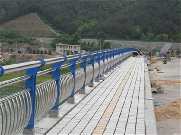 随州不锈钢桥梁护栏的特性及其在现代建筑中的应用